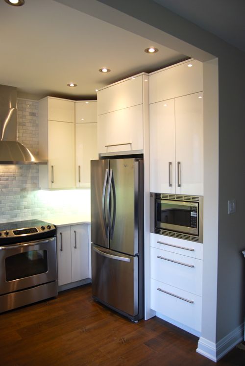 A modern Toronto custom kitchen with high gloss white cabinet doors by Allstyle